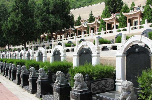 德陵公墓有哪些特色？